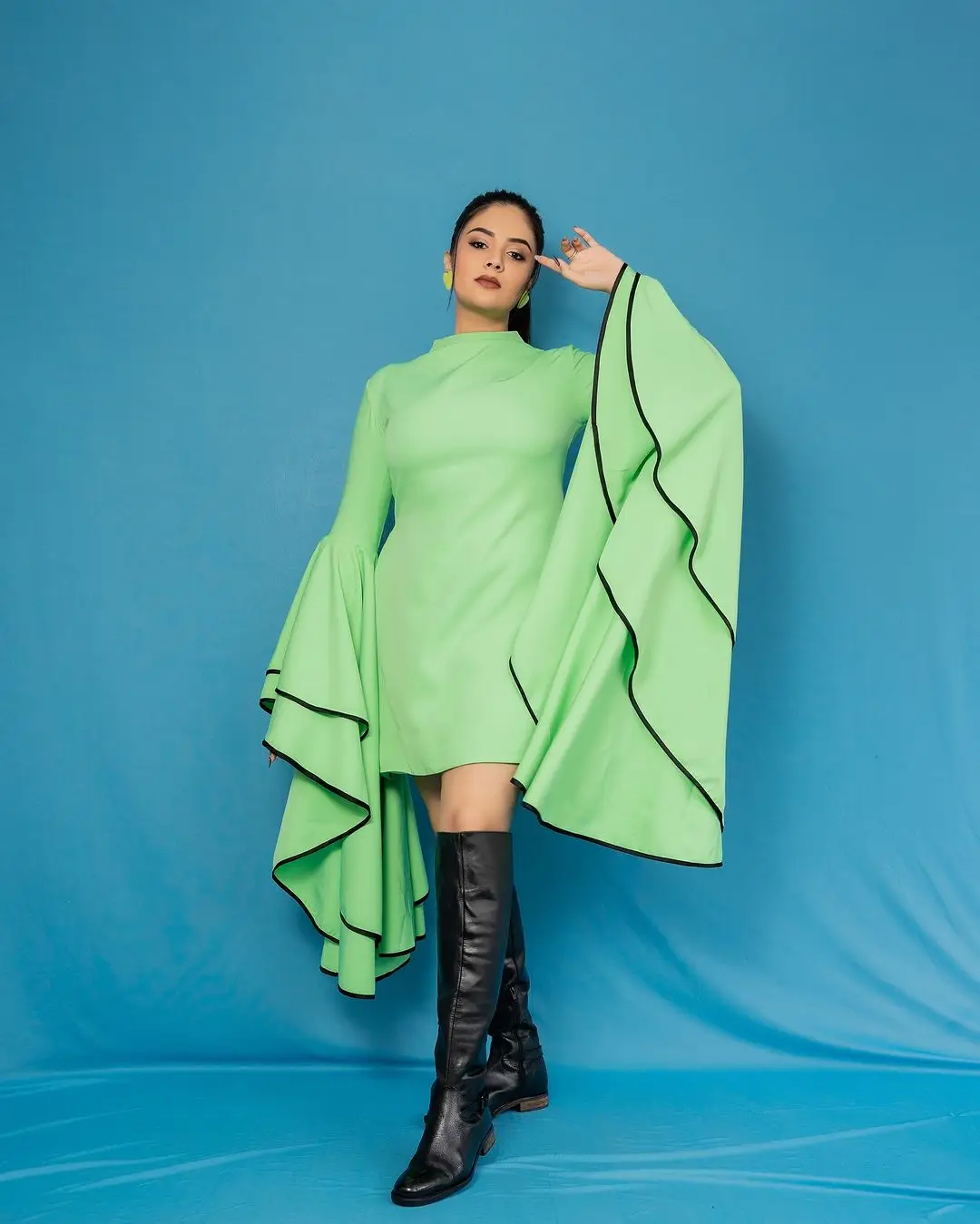 Gemini TV Anchor Sreemukhi Long Legs Show in Green Skirt